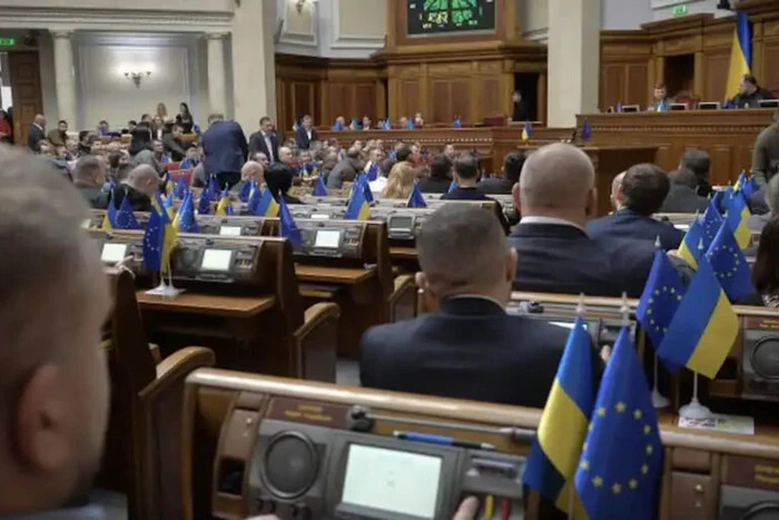 Верховна Рада продовжила воєнний стан - Підозра