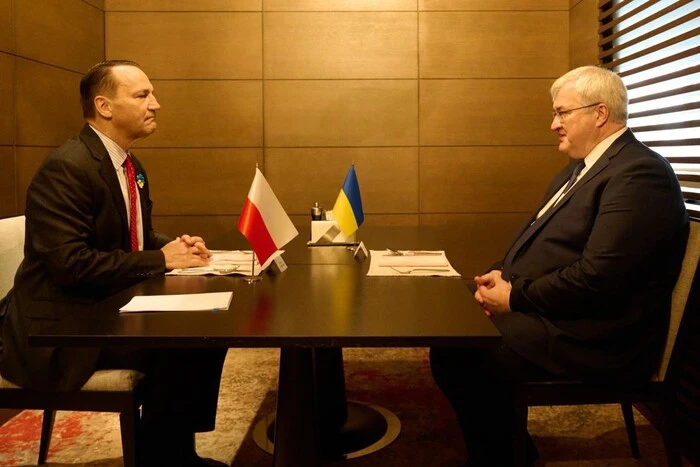 Сікорський у четверті роковини вторгнення приїхав до Києва: головні теми переговорів - Підозра