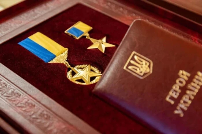 Президент присвоїв звання Героя України пʼятьом військовим - Підозра
