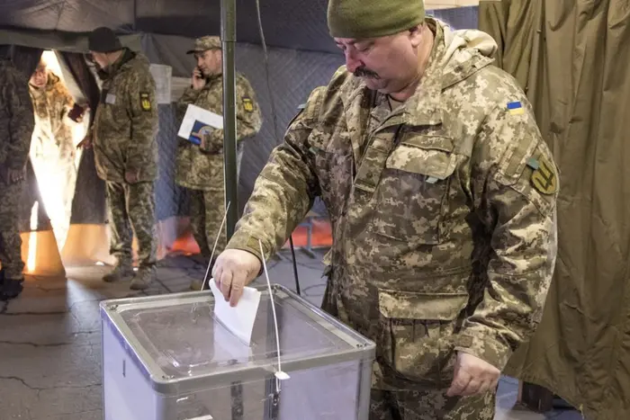 Робоча група з підготовки перших повоєнних виборів вирішує, як будуть голосувати військові - Підозра