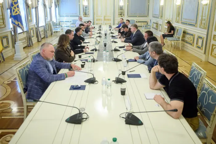 Зеленський провів зустріч із представниками фракції «Слуга народу» - Підозра