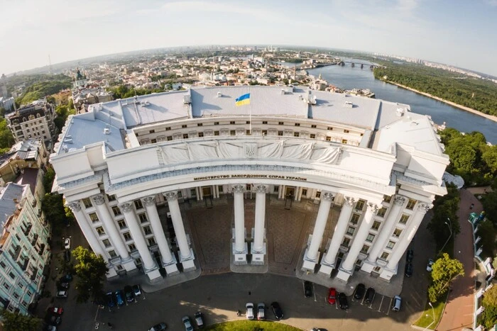 Уперше з часів Другої світової війни: через нічний обстріл Києва пошкоджено історичну будівлю МЗС - Підозра