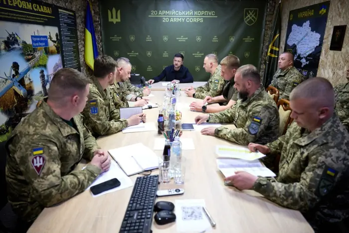 Зеленський нагородив колумбійських добровольців, які пройшли 10 км, щоб допомогти побратиму - Підозра