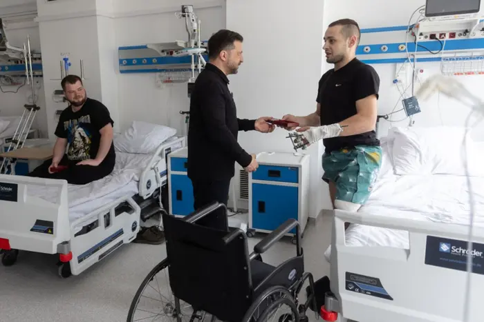 Президент відвідав та нагородив поранених військових на Рівненщині - Підозра
