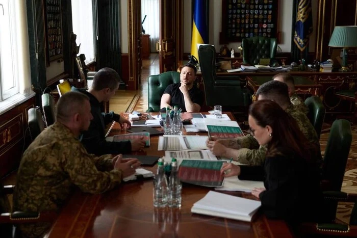 Демобілізація, виплати та нові контракти. Президент заявив про початок армійської реформи - Підозра