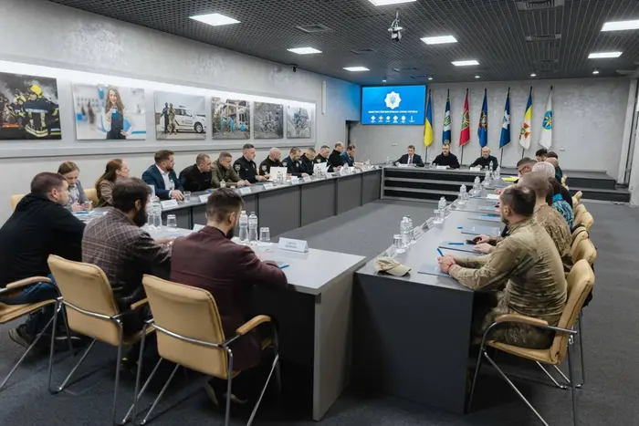Закон про зброю для цивільних. Голова МВС відзвітував про експертні консультації - Підозра