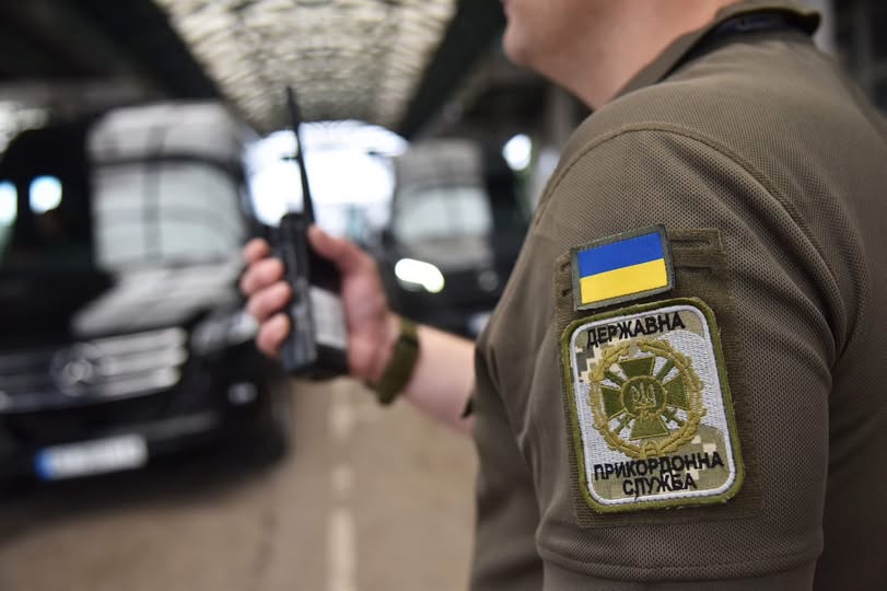 Прикордонники вимагають військово-облікові документи у 16-17-річних юнаків